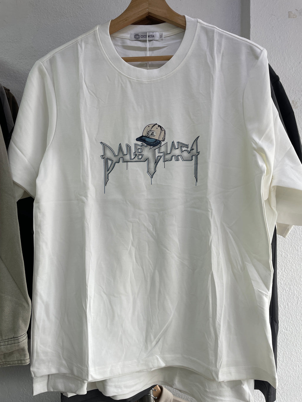 CAMISETA ESTANDAR GORRA