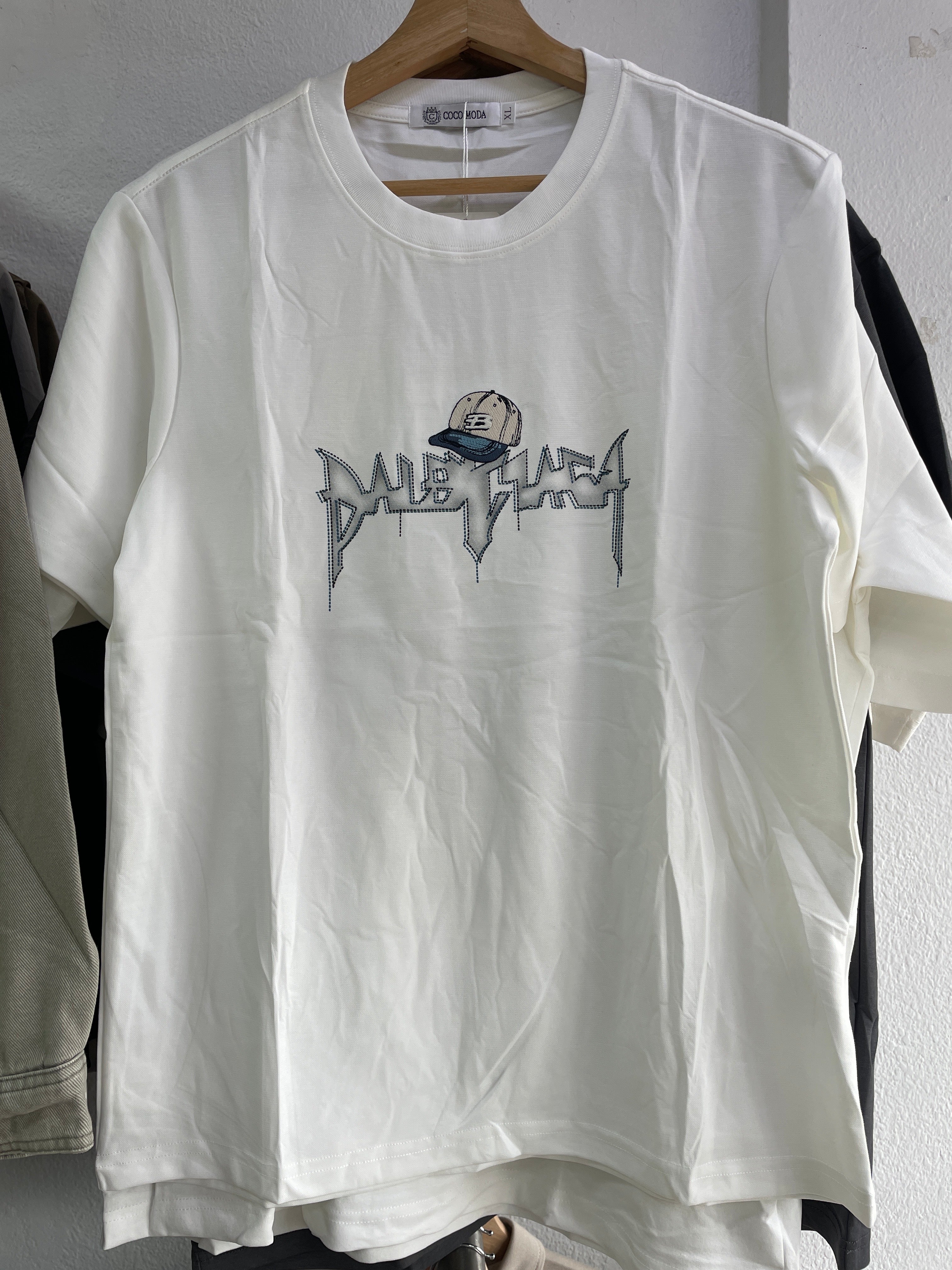 CAMISETA ESTANDAR GORRA