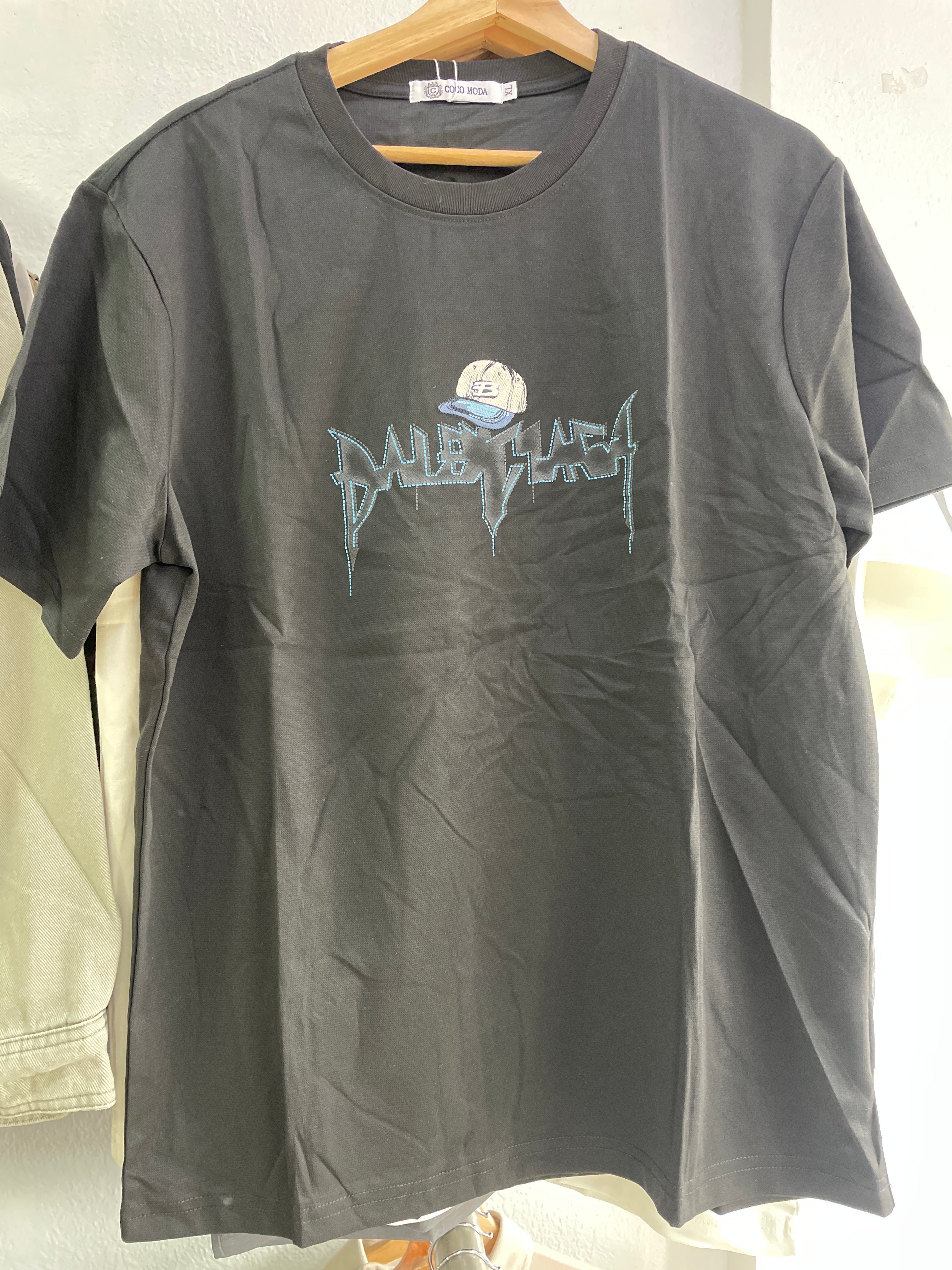CAMISETA ESTANDAR GORRA
