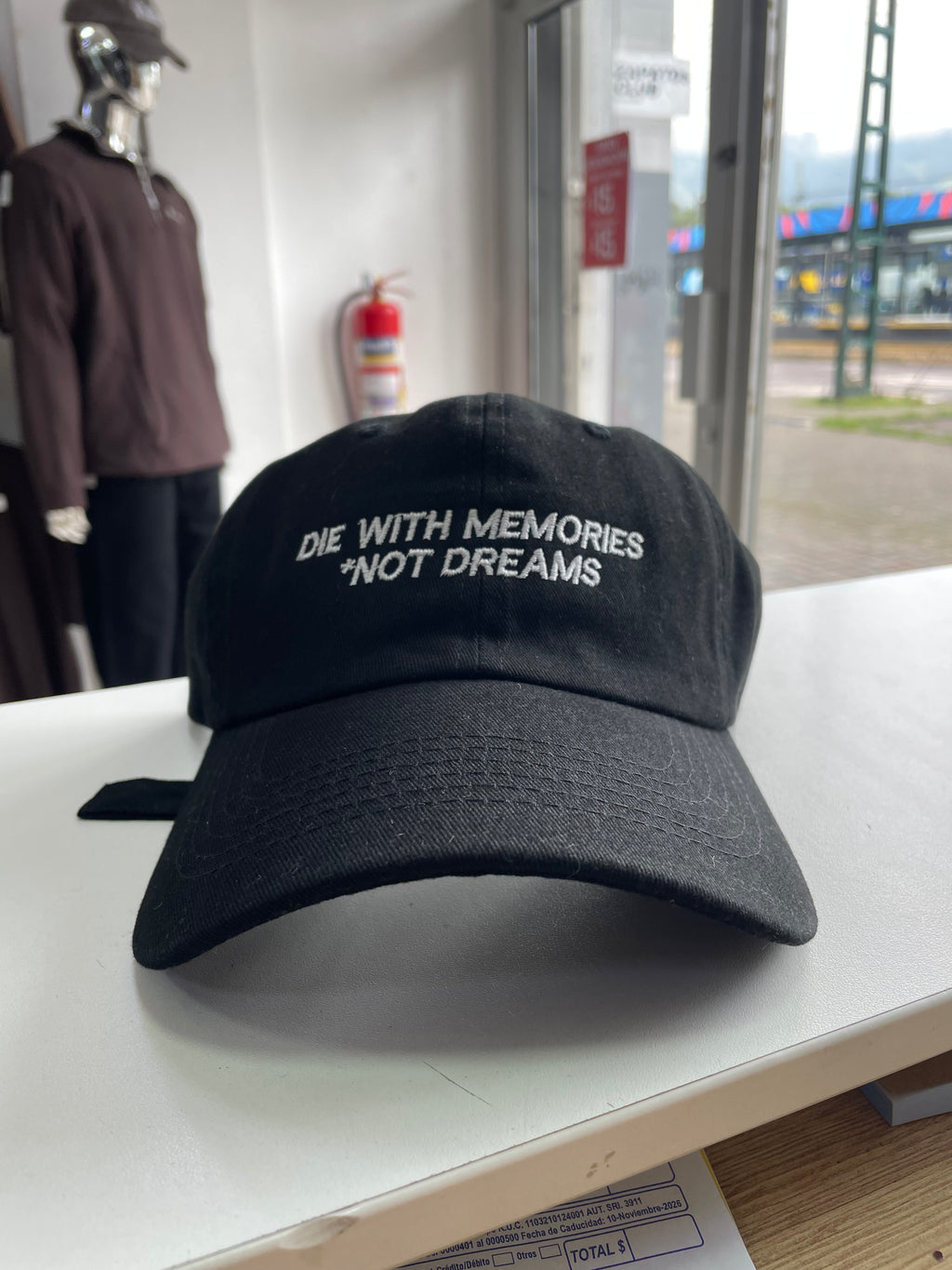 GORRA “DIE WITH MEMORIES NOT DREAMS”