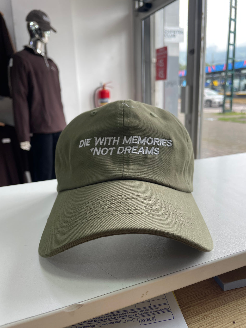 GORRA “DIE WITH MEMORIES NOT DREAMS”