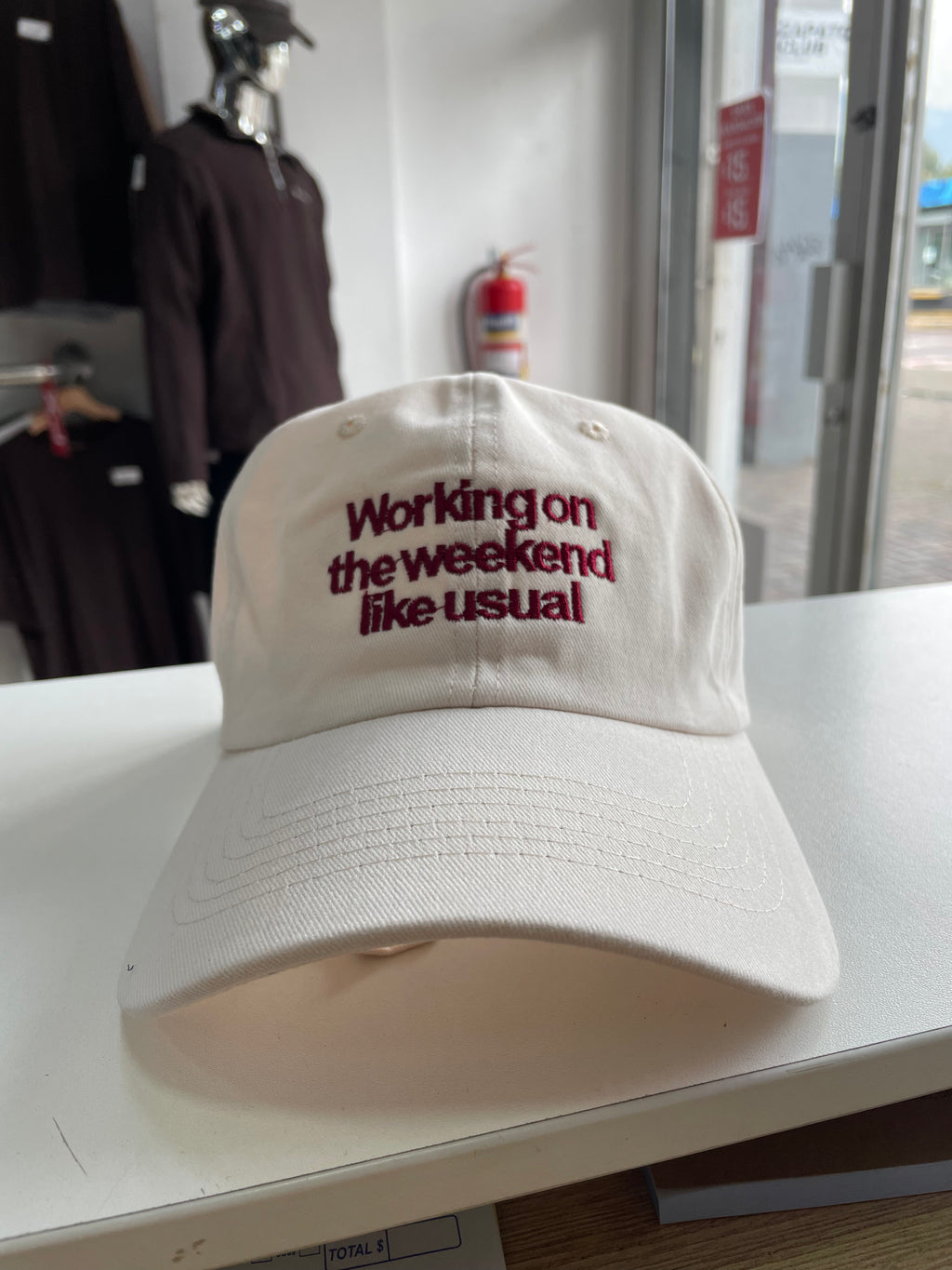 GORRA “WORKING ON THE WEEKEND LIKE USUAL”