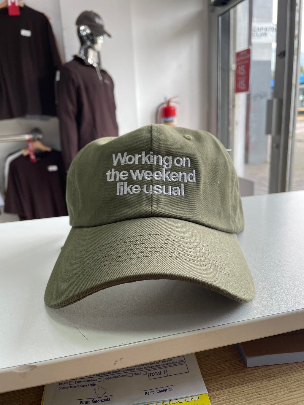 GORRA “WORKING ON THE WEEKEND LIKE USUAL”