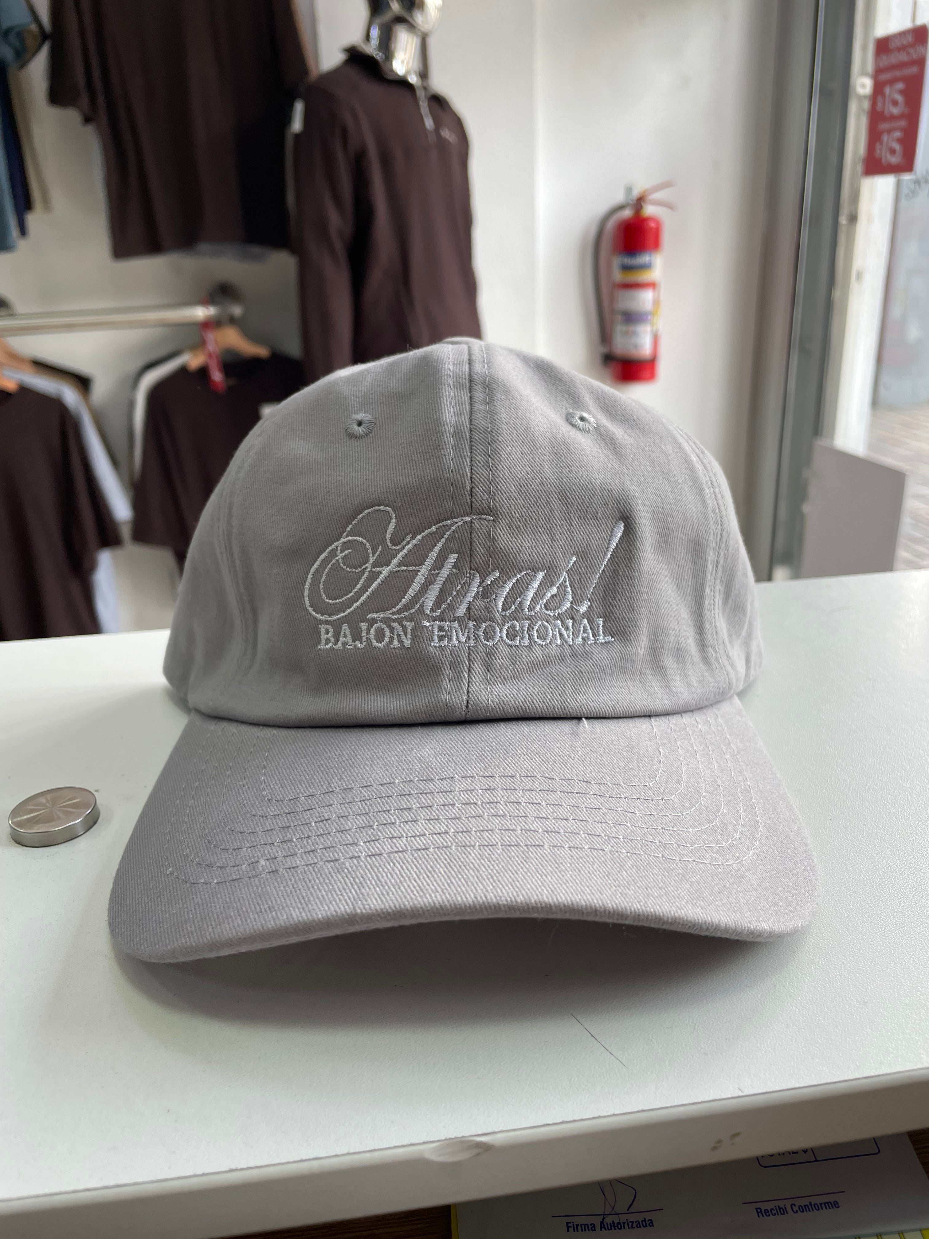 GORRA “ATRÁS BAJÓN EMOCIONAL”