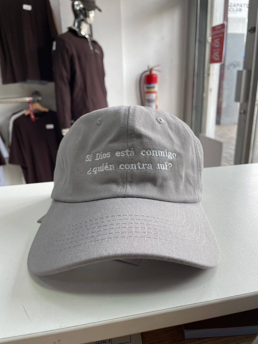 GORRA “SI DIOS ESTÁ CONMIGO”