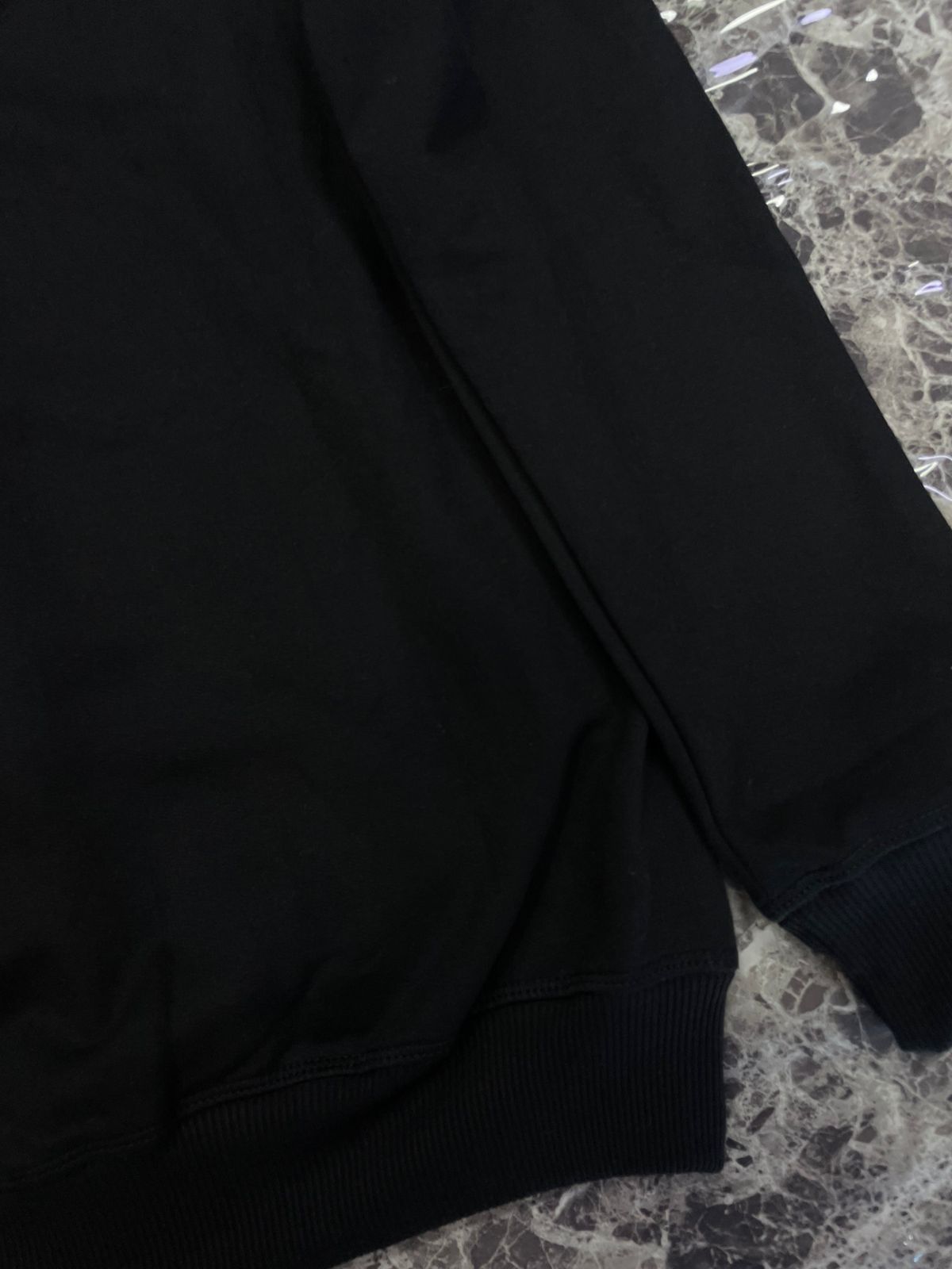 SUDADERA ESTANDAR CON CAPUCHA Y CIERRE