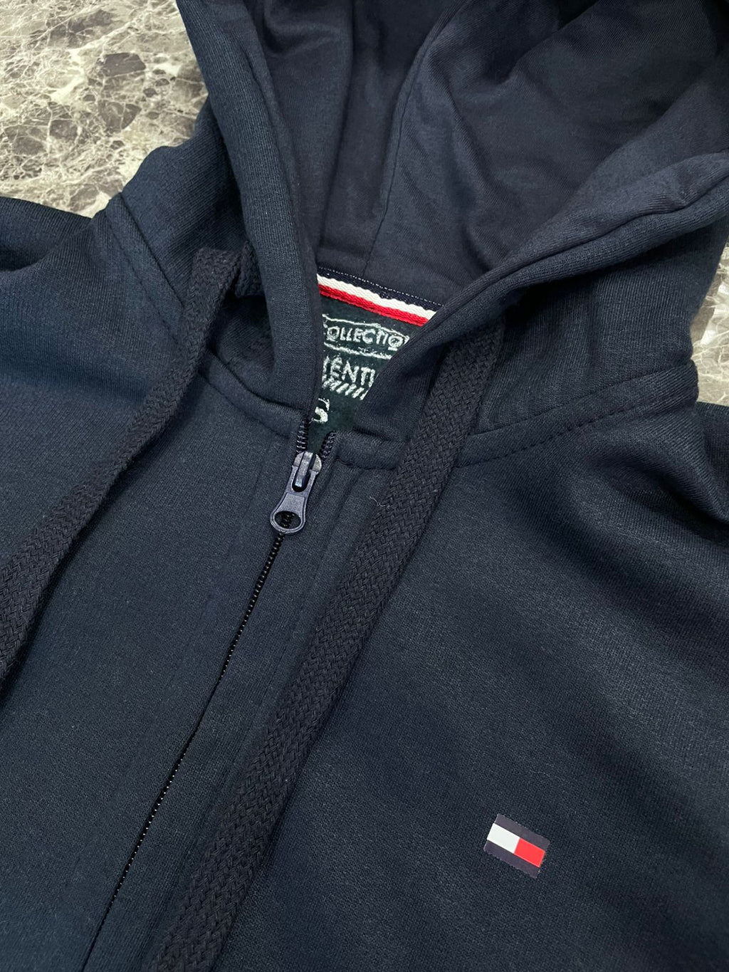 SUDADERA ESTANDAR CON CAPUCHA Y CIERRE