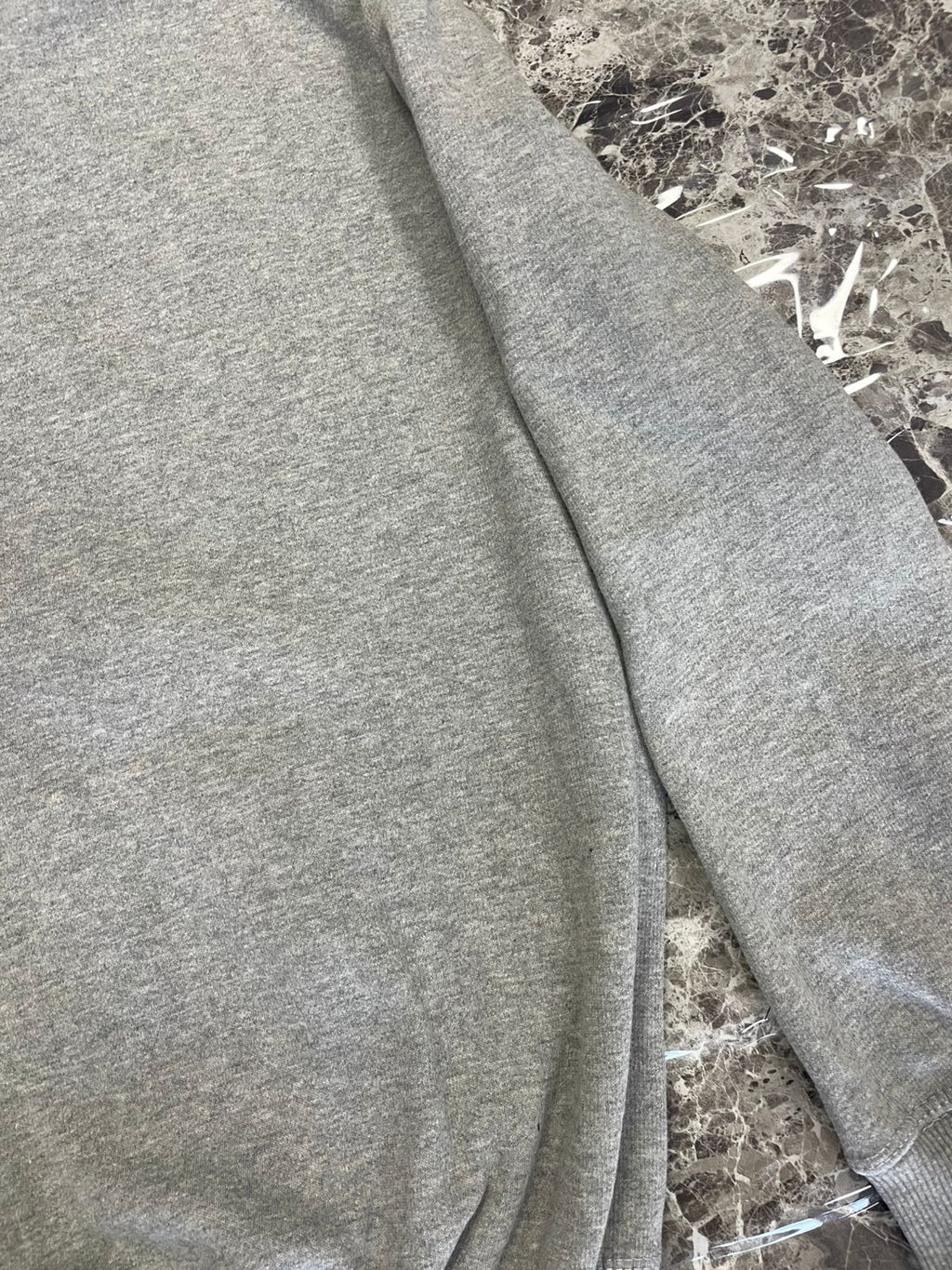 SUDADERA ESTANDAR CON CAPUCHA Y CIERRE