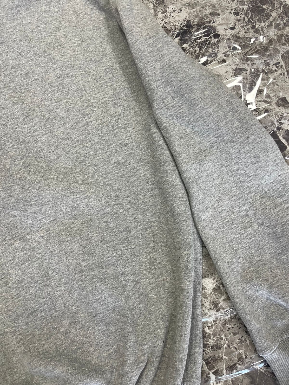 SUDADERA ESTANDAR CON CAPUCHA Y CIERRE