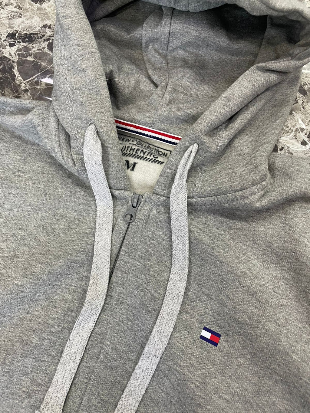 SUDADERA ESTANDAR CON CAPUCHA Y CIERRE