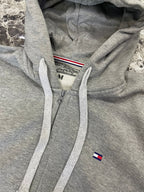 SUDADERA ESTANDAR CON CAPUCHA Y CIERRE