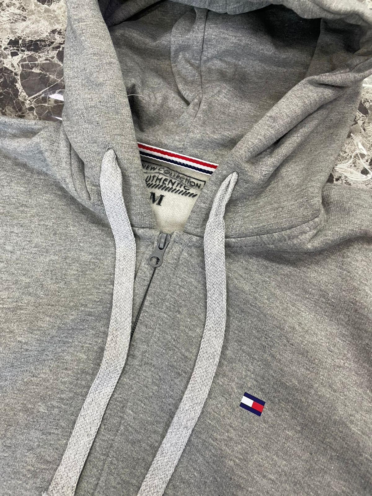 SUDADERA ESTANDAR CON CAPUCHA Y CIERRE