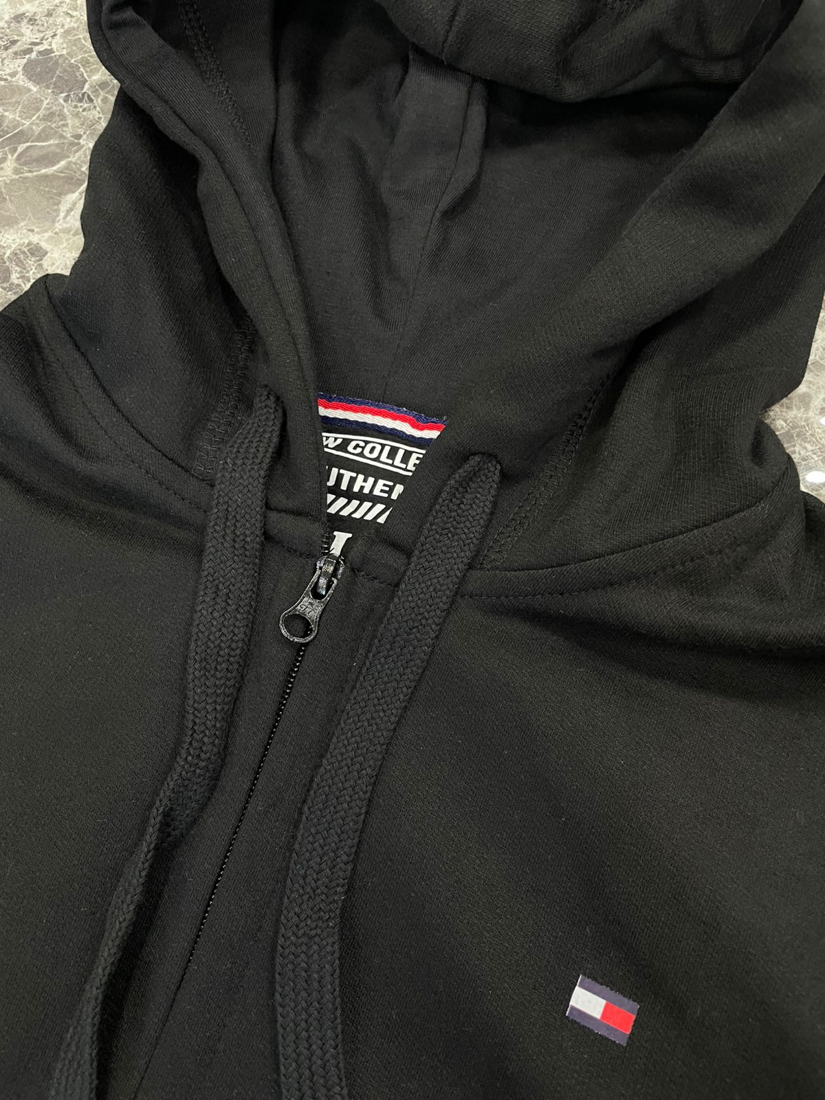 SUDADERA ESTANDAR CON CAPUCHA Y CIERRE