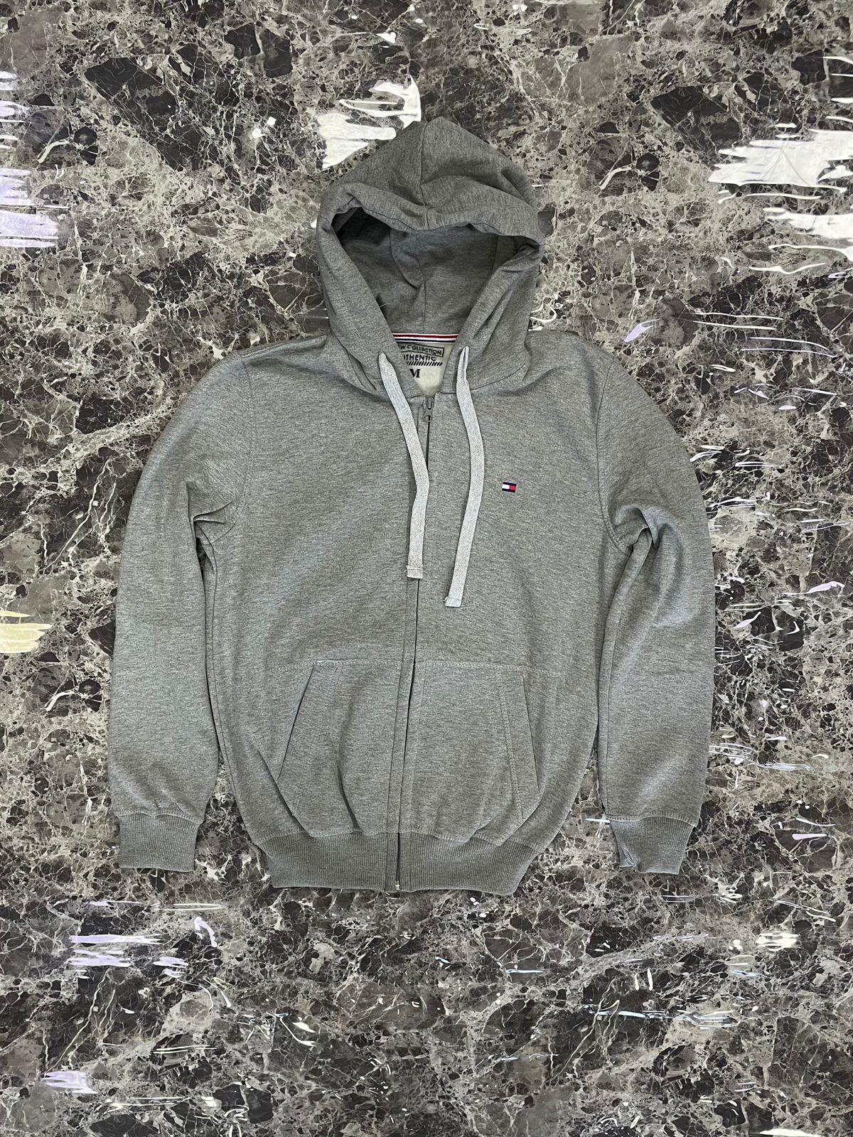 SUDADERA ESTANDAR CON CAPUCHA Y CIERRE